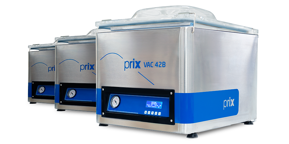 3 Prix Vac, seladora a vácuo, posicionadas em linha, com estrutura de caixa em aço inox e painel digital com 5 teclas.