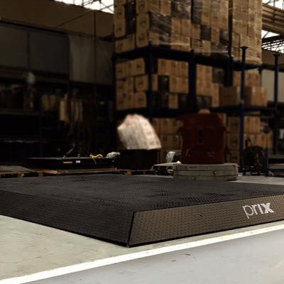 Balança de plataforma industrial da Toledo do Brasil instalada em um galpão logístico, demonstrando robustez e tecnologia Prix para pesagem de alta precisão.